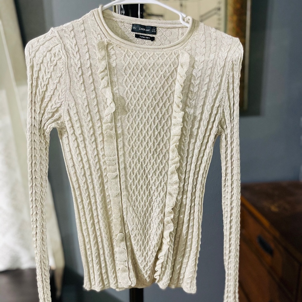 NEW WITHOUT TAG. ZARA. Knit Italian Yarn Ruffled Long sleeve sweater. Size: M
